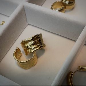 Gold Statment hoops